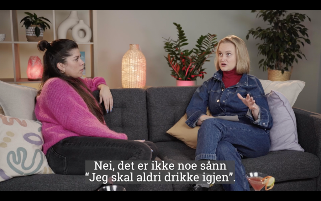Sofie Frøysaa og Kristin Gjelsvik prater sammen